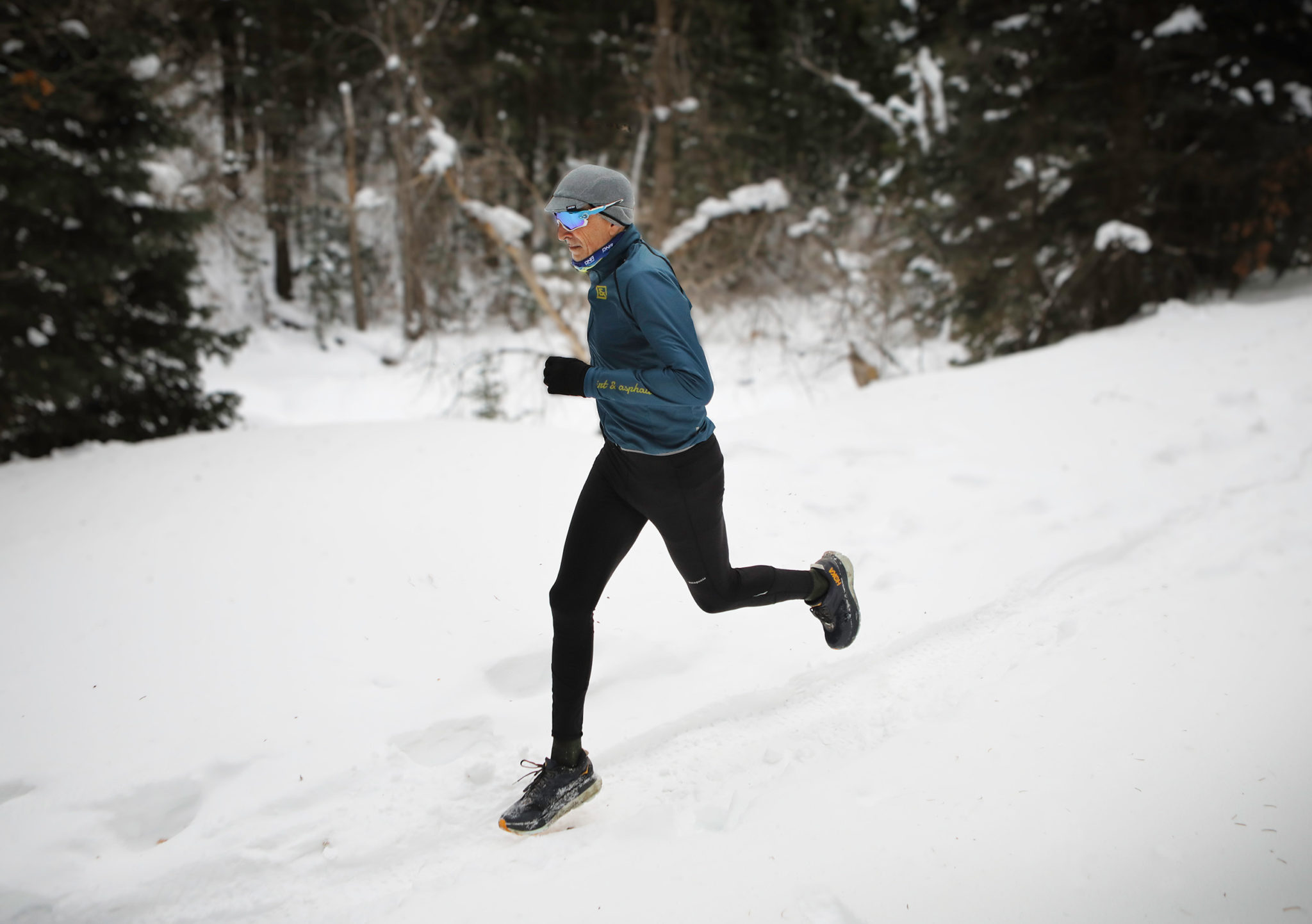 trail running in snow with dna clothing on